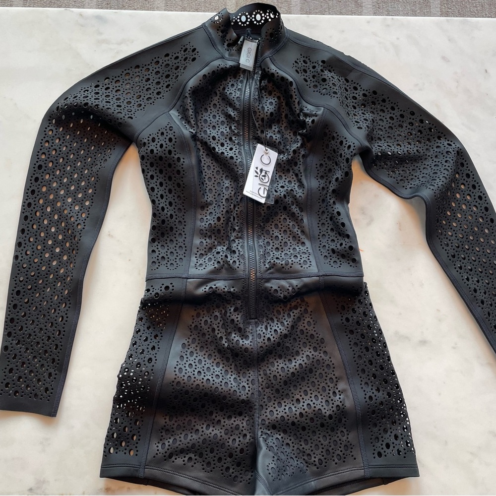 Black Rowen Surfsuiter  - GIGI C- New
Size S 

New